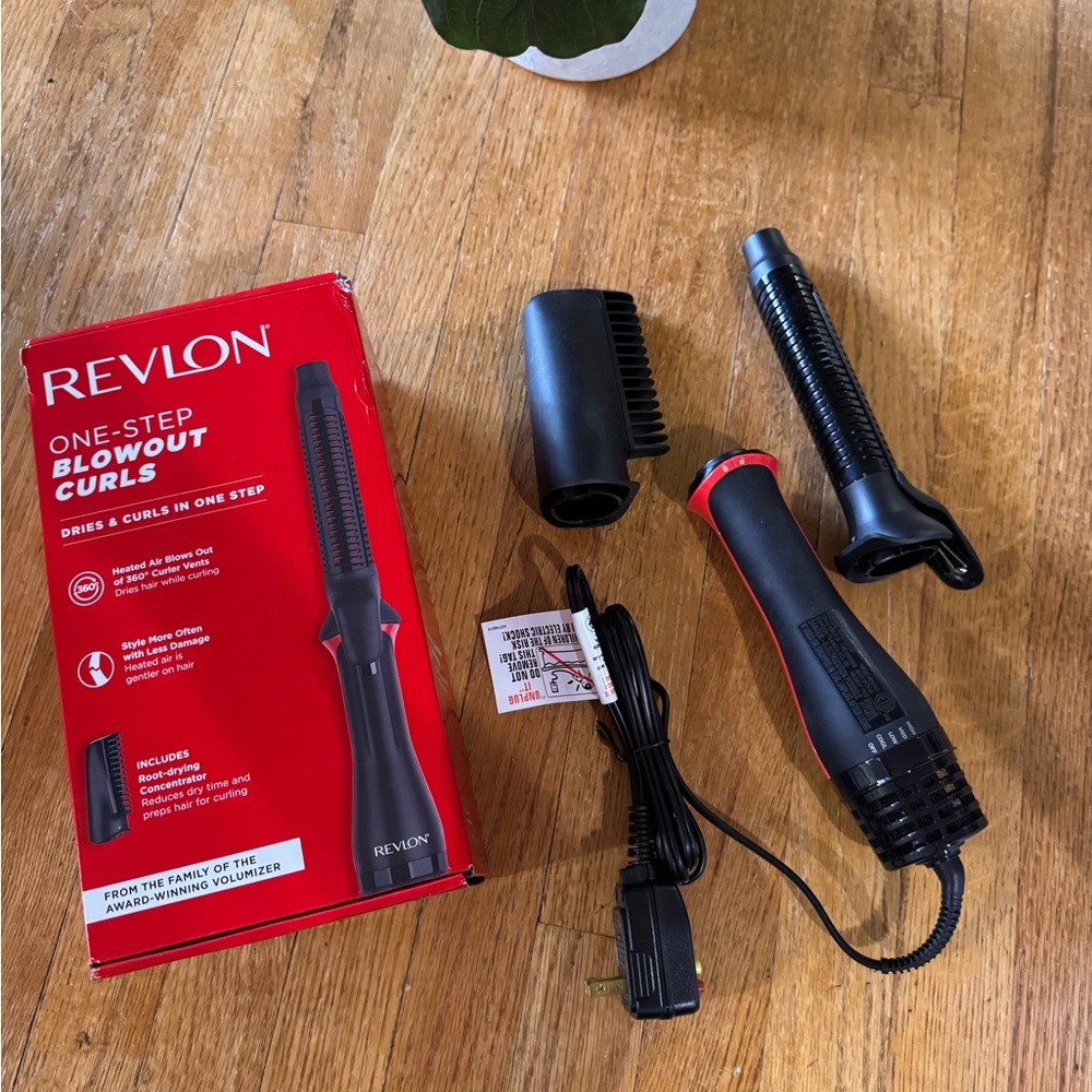 Revlon One-Step Blowout Curls Styler in Black and Red
